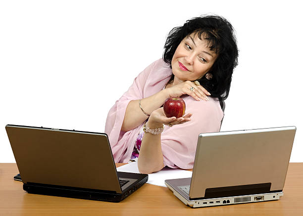 flirtatious kobieta z czerwone jabłko - two objects laptop computer internet dating zdjęcia i obrazy z banku zdjęć