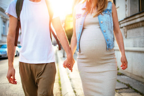 desfrutar da gravidez em conjunto - couple human pregnancy sunset walking imagens e fotografias de stock