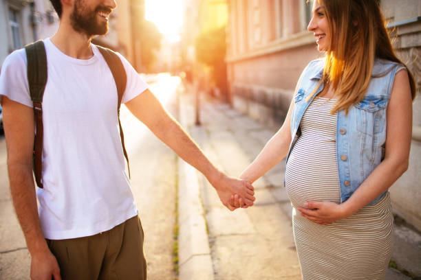 desfrutar da gravidez em conjunto - couple human pregnancy sunset walking imagens e fotografias de stock