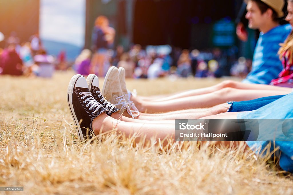 Beine von Teenagern, die Musik festival, vor der Bühne - Lizenzfrei Musikfestival Stock-Foto