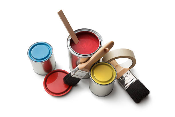 pittura : vernice lattine e pennelli sola su sfondo bianco - chores wood wet indoors foto e immagini stock