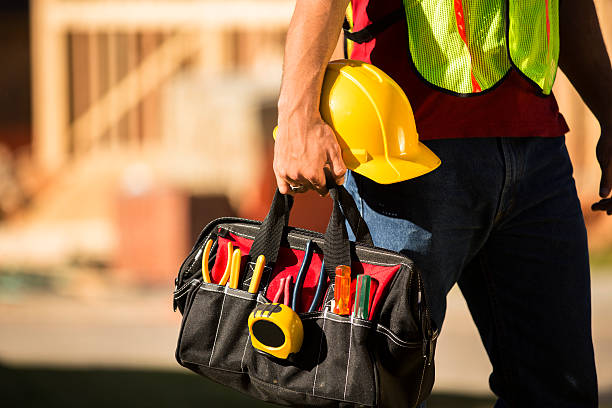 trabajador de la construcción en un lugar de trabajo. el bolso para herramientas, casco duro. - tools for construction fotografías e imágenes de stock