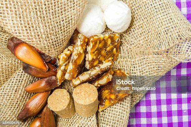 Mesa Con Algunas Brasileño Deliciosa Fiestas Juninas Tema Foto de stock y más banco de imágenes de Alimento