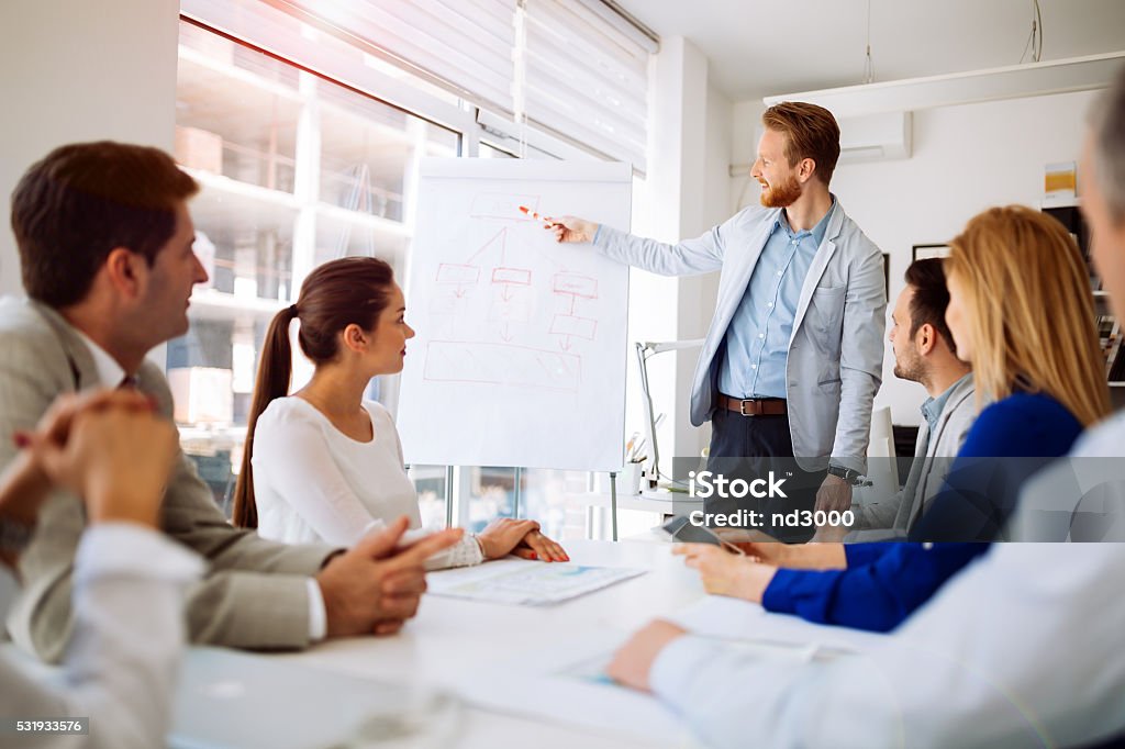 Présentation et la collaboration par hommes et femmes d'affaires - Photo de Stage de formation libre de droits