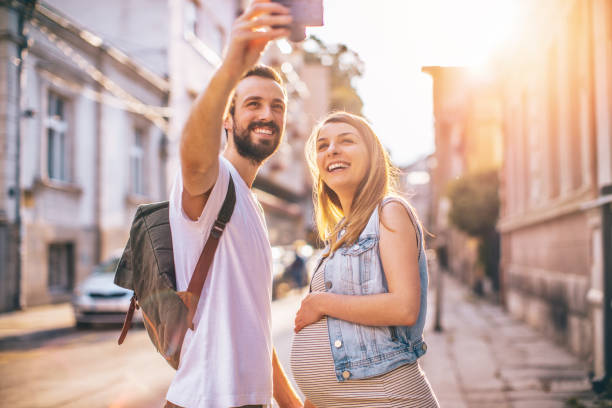 futuros pais um uma selfie - couple human pregnancy sunset walking imagens e fotografias de stock