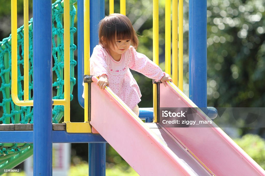 Japonés chica en la diapositiva (1 año de edad) - Foto de stock de 12-17 meses libre de derechos