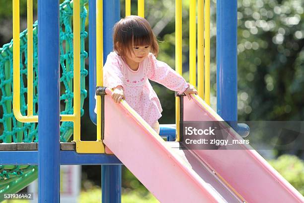 Japonés Chica En La Diapositiva Foto de stock y más banco de imágenes de 12-17 meses - 12-17 meses, 12-23 meses, Aire libre