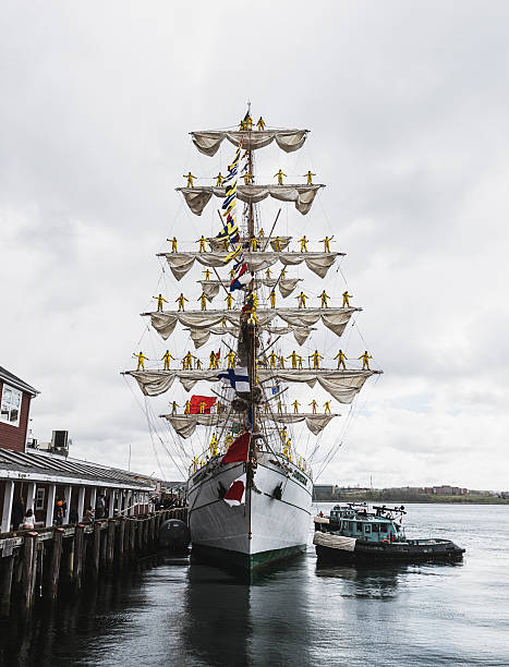 goleta cuauhtémoc - halifax tall ship sailor sailboat fotografías e imágenes de stock