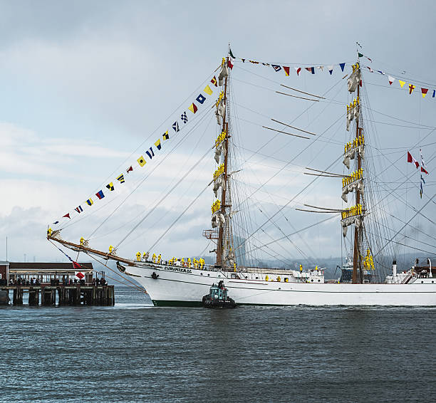 goleta cuauhtémoc - halifax tall ship sailor sailboat fotografías e imágenes de stock