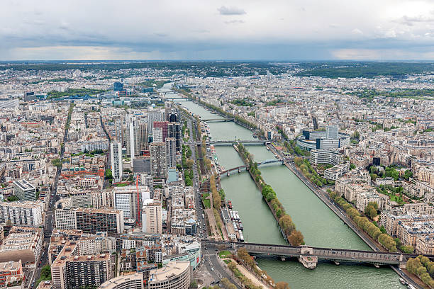 luftaufnahme von paris, vom eiffelturm, paris, frankreich - paris france roof apartment aerial view stock-fotos und bilder