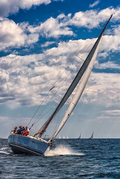 saiboat corse di regata, vista frontale - sailing sailboat regatta teamwork foto e immagini stock