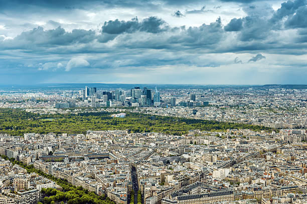 luftaufnahme von paris, vom eiffelturm, paris, frankreich - paris france roof apartment aerial view stock-fotos und bilder