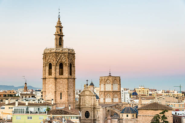 widok saint mary's cathedral valencia. hiszpania - valencia cathedral zdjęcia i obrazy z banku zdjęć