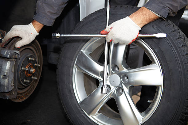 istock Car mechanic changing tire. 531947437