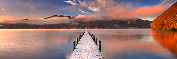 cais no lago chuzenji, japão ao nascer do sol no outono - nikko national park - fotografias e filmes do acervo