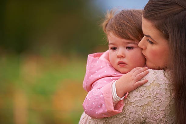 ne vous laissez pas impressionner. - child blank expression pensive focus on foreground photos et images de collection