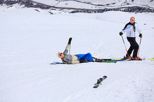esquí sobre nieve accidente caída - ski insurance fotografías e imágenes de stock