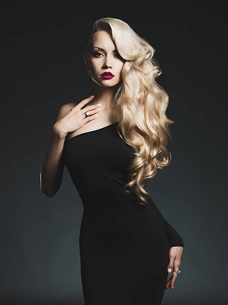 элегантный светлый на черном фоне - sensuality blond hair women beauty стоковые фото и изображения