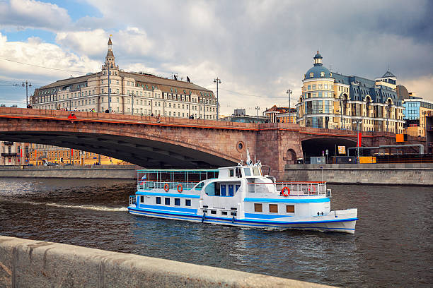 la ville de moscou, en russie - kotelnicheskaya photos et images de collection