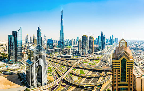 современные небоскребы в центре города дубай, дубай, объединенные арабские эмирате - dubai skyline panoramic united arab emirates стоковые фото и изображения