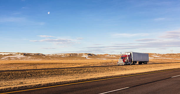 와이오밍에 아침입니다 달 미야자키 세미 트레일러 트럭이 - prairie sky grass large 뉴스 사진 이미지