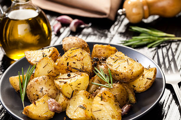 batatas assadas - roasted potatoes prepared potato herb food - fotografias e filmes do acervo