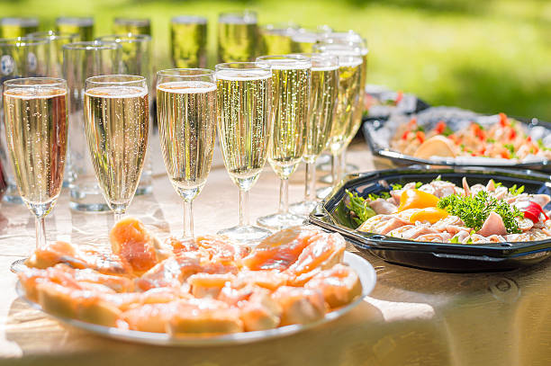 mariage buffet avec du champagne, des canapés, des sandwichs - wine food fish seafood photos et images de collection