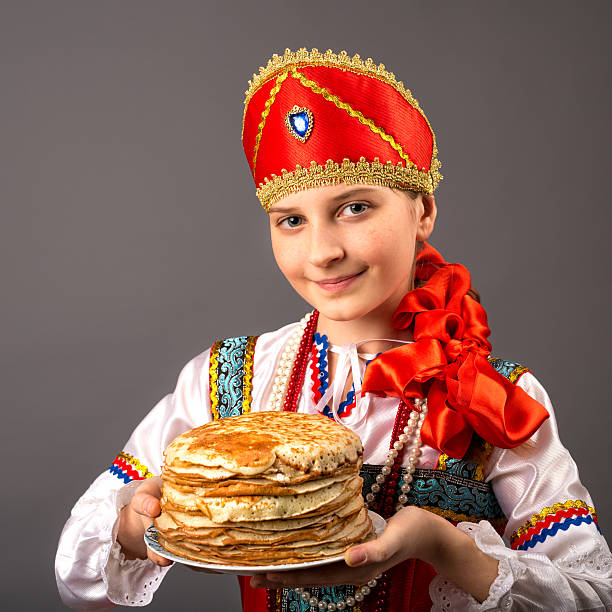 Retrato de niña con una placa de panqueques - foto de stock