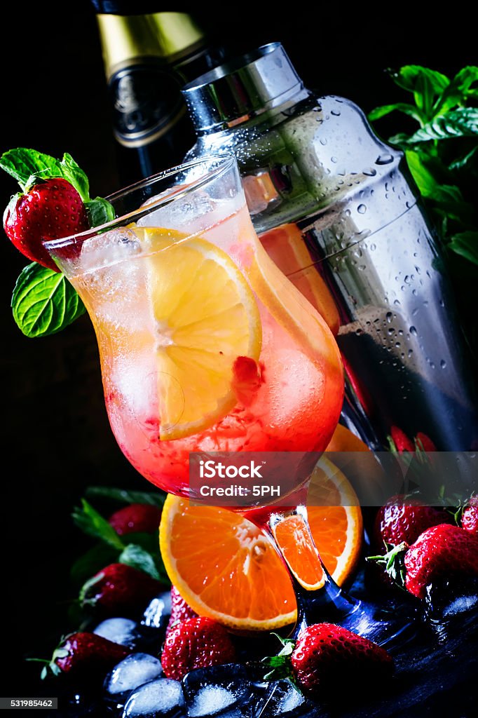 Bebida refrescante con blanco DE VINO ESPUMOSO, FRESAS - Foto de stock de Alcoholismo libre de derechos