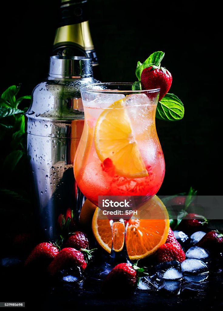 Bebida refrescante con blanco DE VINO ESPUMOSO, FRESAS - Foto de stock de Sangría libre de derechos