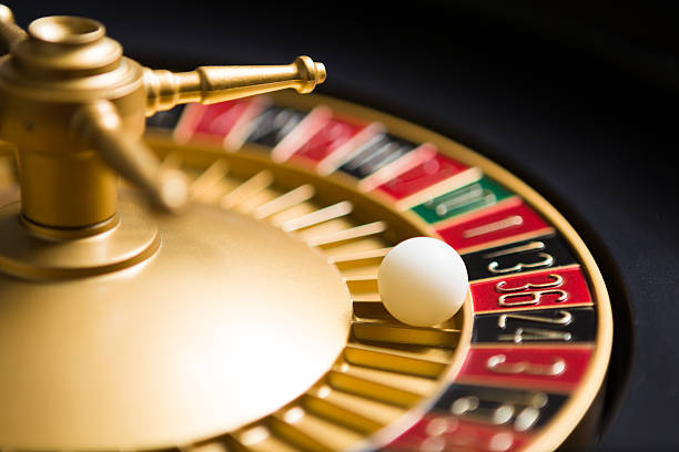 casino rueda de ruleta con la bola en el número de 36 - roulette wheel fotografías e imágenes de stock