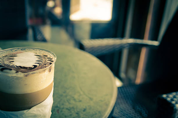 cappuccino art caffè processo di stile vintage - brown candid caffein drink foto e immagini stock