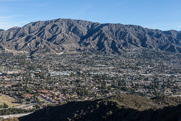 la crescenta und mt. lukins in südkalifornien - city of los angeles los angeles county southern california san gabriel mountains stock-fotos und bilder