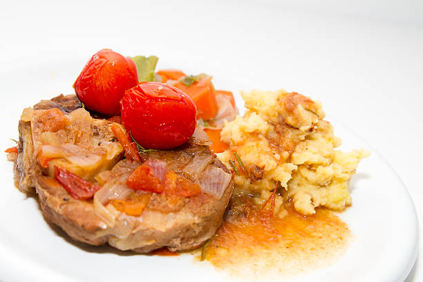 ossobuco mit stampfkartoffeln und gemuese - essen und imagens e fotografias de stock