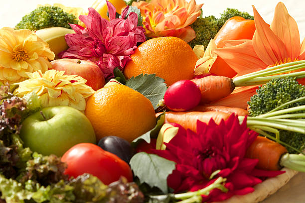 coloridos harvest variedad de alimentos con frutas, vegetales, flores - vegetable vitamin a tomato vitamin c fotografías e imágenes de stock