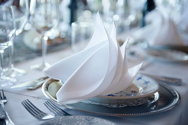 listo para la cena - restaurant tablecloth fotografías e imágenes de stock