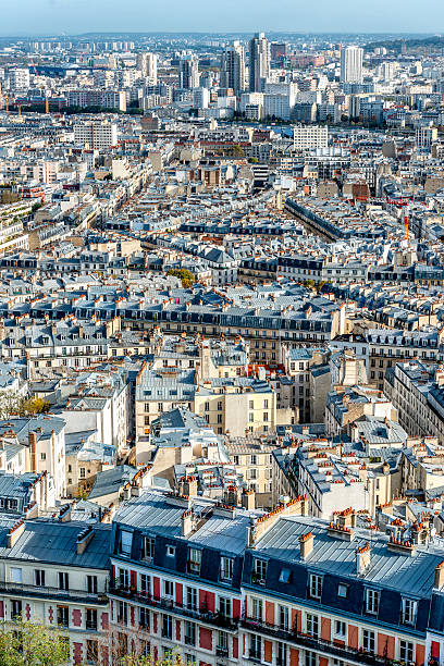telhados de edifícios em montmartre, paris - paris france roof apartment aerial view - fotografias e filmes do acervo