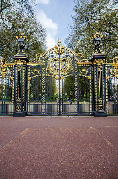 porte de green park, à proximité de buckingham palace - gate palace english culture formal garden photos et images de collection