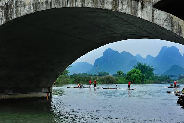 rio li afluente cárstica pico e turistas 01 - bridge beauty in nature travel destinations yangshuo - fotografias e filmes do acervo