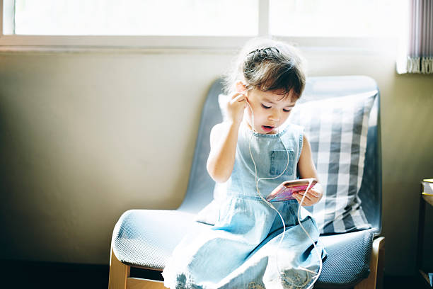 幼児＆子供 青年期 陽気なコンセプトの女の子 - adolescene ストックフォトと画像