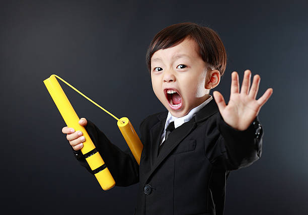 adorable enfant de kung-fu asie - nunchaku photos et images de collection