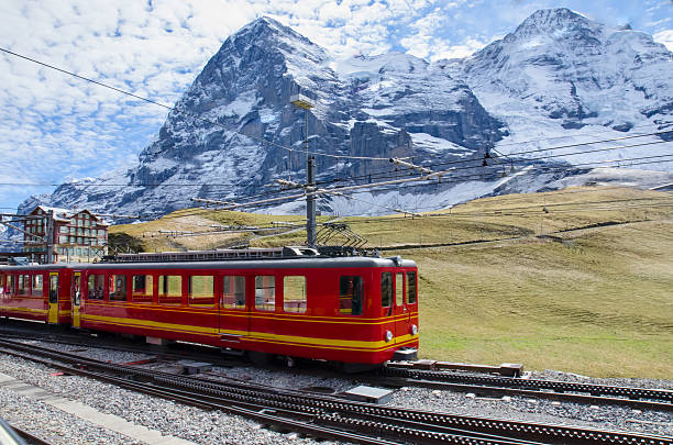 trem vermelho com montanha jungfrau, suíça - hill grindelwald village landscape - fotografias e filmes do acervo