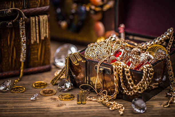Pirate treasure chest Pirate treasure chest full of jewellery jewelry box photos stock pictures, royalty-free photos & images