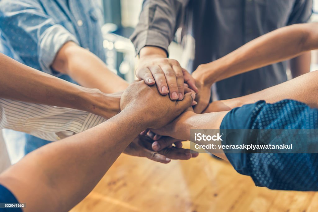 Apretón de manos de negocios y las personas de negocios - Foto de stock de Trabajo en equipo libre de derechos