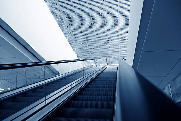 에스컬레이터 - escalator automated built structure moving down 뉴스 사진 이미지