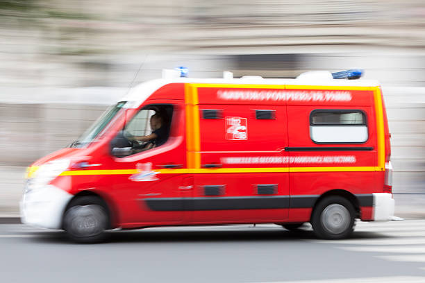 wóz strażacki ambulans przyspieszenie, zaburzenia ruchu, paryż - fire engine flash zdjęcia i obrazy z banku zdjęć