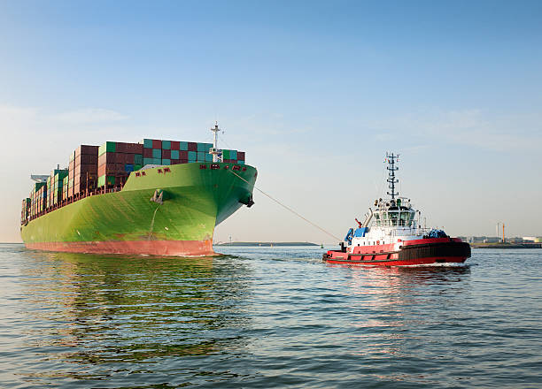 rebocador reboque navio de contêiner de carga - container ship tugboat nautical vessel pulling - fotografias e filmes do acervo