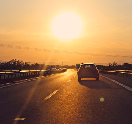 Tráfico en autopista en puesta de sol photo