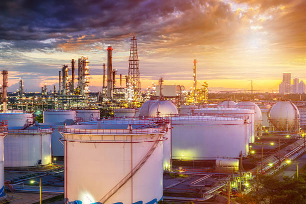 нефтяной и газовой промышленности-нефтеперерабатывающий завод на закате - gasohol стоковые фото и изображения