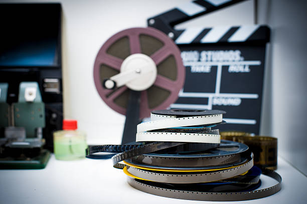 vintage 8 mm film bearbeitung desktop mit rollen und clapper - 80ies stock-fotos und bilder